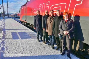Railjet Halt Nr1 Neumarkt am Wallersee 03.jpg