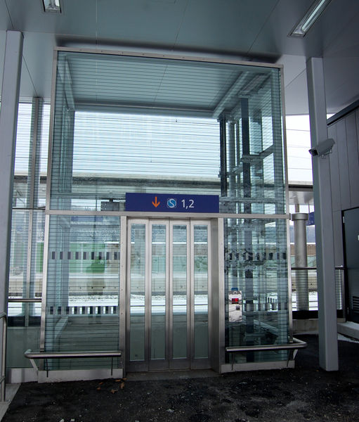 Datei:Barrierefreiheit am Bahnhof Hallwang-Elixhausen.jpg