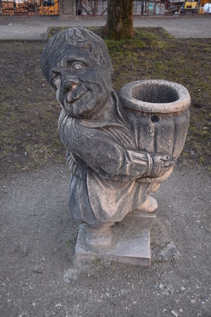 Der Zwerg mit der Gartenvase.jpg