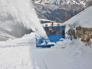 Großglockner Hochalpenstraße Schneeräumung 14 April 2015 02.jpg