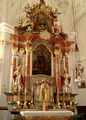 Auf dem Hochaltar der Unkener Kirche ist der Apostel Jakobus der Ältere als Pilger mit Stab, Trinkflasche und Muschel dargestellt.jpg