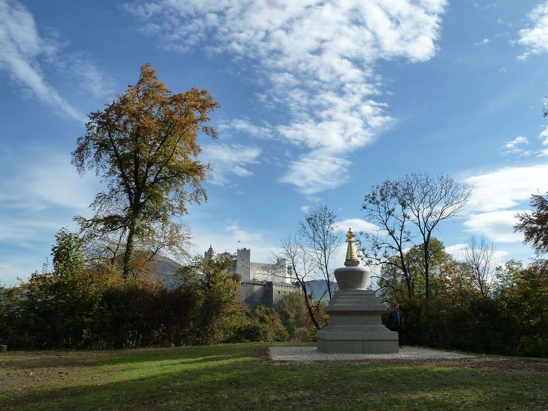 Datei:Buddhistische Stupa, Mönchsberg.jpg