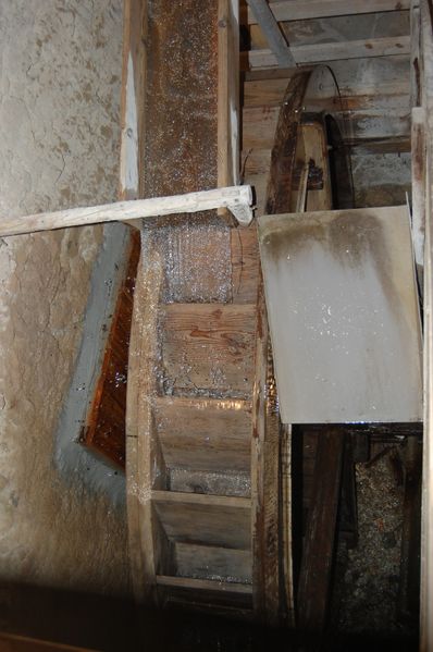 Datei:Hundsmarktmühle, Wasserrad in Betrieb.jpg