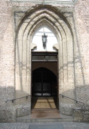 Kirchenportal in Oberhofen.jpg