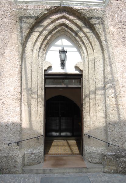 Datei:Kirchenportal in Oberhofen.jpg