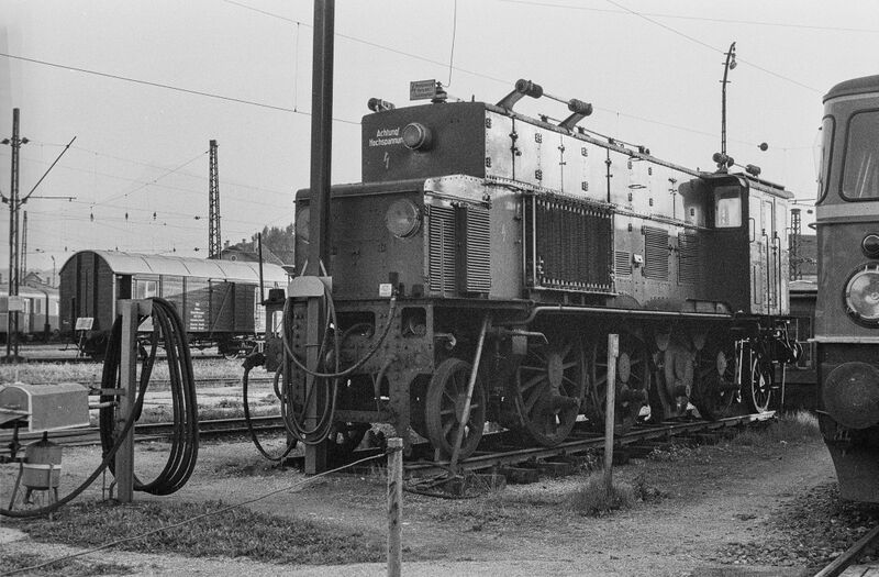 Datei:Lokomotive Salzburg Hauptbahnhof 1979.jpg