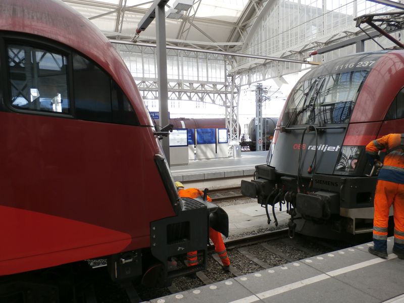 Datei:Railjet ankoppeln.jpg