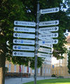 Wegweiser am Kapellplatz in Altötting.jpg