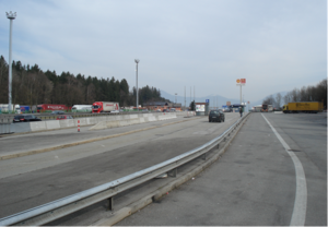 Autobahn-Grenzübergang Walserberg im März 2014.png