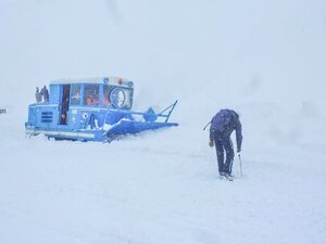 Großglockner Hochalpenstraße Schneeräumung 26. April 2016 09.jpg
