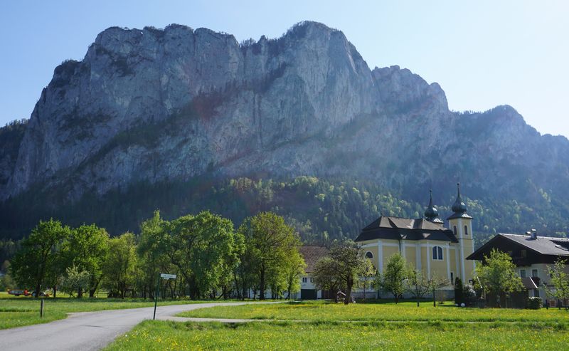 Datei:Kirche in St. Lorenz mit der Drachenwand.JPG