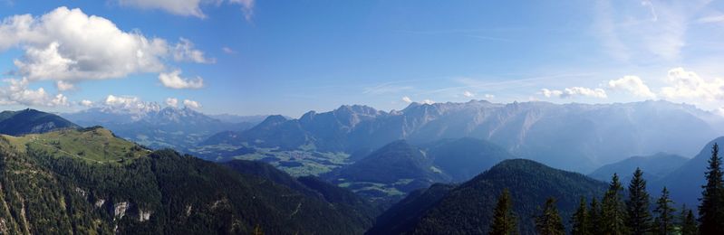 Datei:Südaussichtspanorama von der Trattberg Panoramastraße.JPG