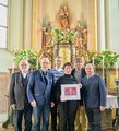 Stille-Nacht-Briefmarke 2019 vor dem Hochaltar in der Pfarrkirche Berndorf.jpg