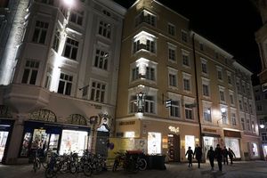 Münchnerhof bei Nacht.jpg