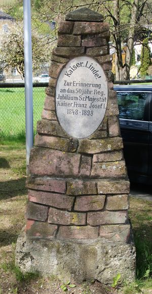 Gedenkstein mit Kaiserlinde.jpeg