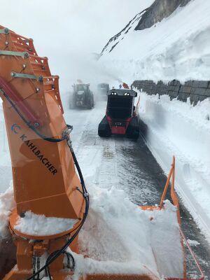 Großglockner Hochalpenstraße Schneeräumung 2021 75.jpg