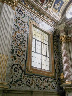 Kunstvolles Mosaik im Altarraum.jpg