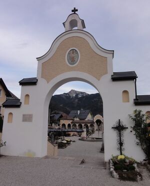 Durchgang in den neuen Friedhofteil in St. Gilgen.jpg