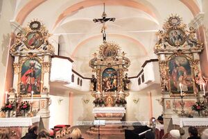 Filialkirche St. Johann am Berg Köstendorf Altäre.jpg