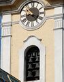 Glocken des Arnsdorfer Glockenspieles am Kirchturm .jpg
