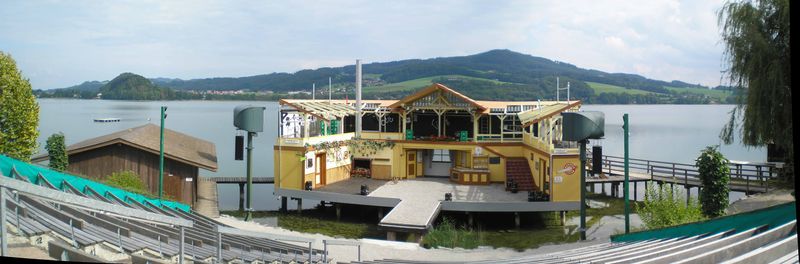 Datei:Seebühne Seeham mit Seeblick.jpg