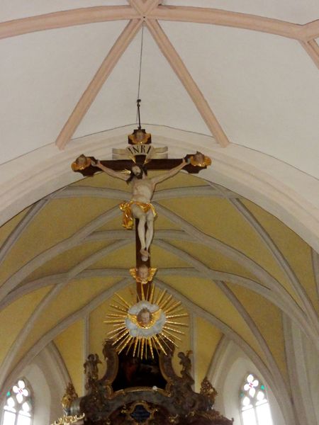 Datei:Kruzifix oberhalb des Altarraums.jpg