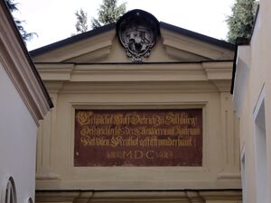Sebastianfriedhof Eingang Erinnerungstafel an EB Wolf Dietrich.jpg