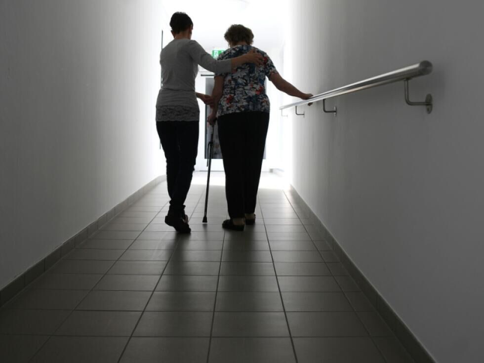 V Avstriji število prejemnikov nege denarne pomoči presega pol milijona