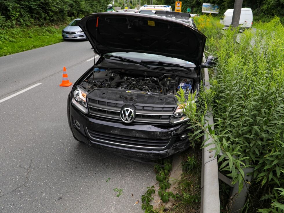 Zusammenstoß mehrerer Fahrzeuge auf B150 bei Salzburg Nord − eine verletzte Person