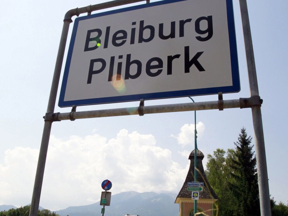 Zweisprachige Ortstafeln in Südkärnten beschmiert